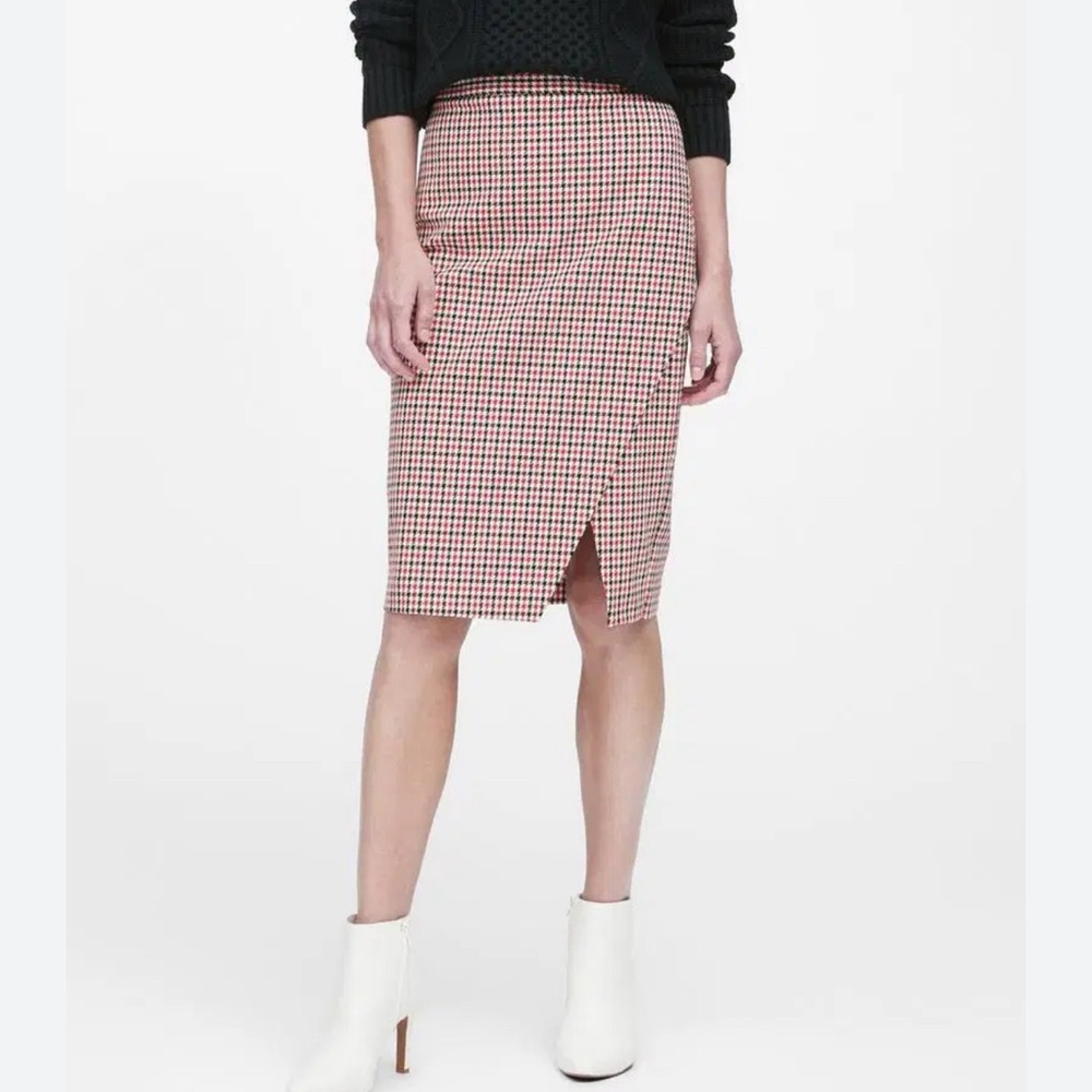 Banana Republic black, white, and red checkered pencil skirt size 6 petite